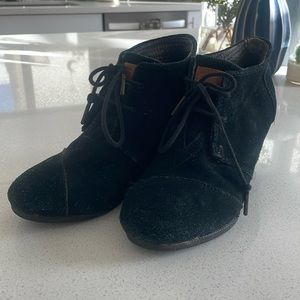 TOMS Black Suede Women’s Desert Wedge Booties